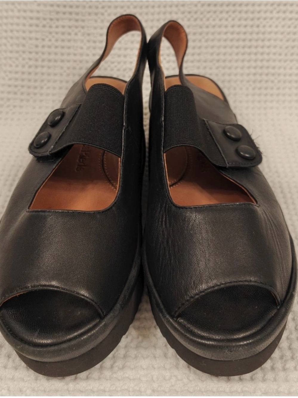 Women’s L’Amour des Pieds Adalacia 8 Black Leather Open-Toe Platform Sandals